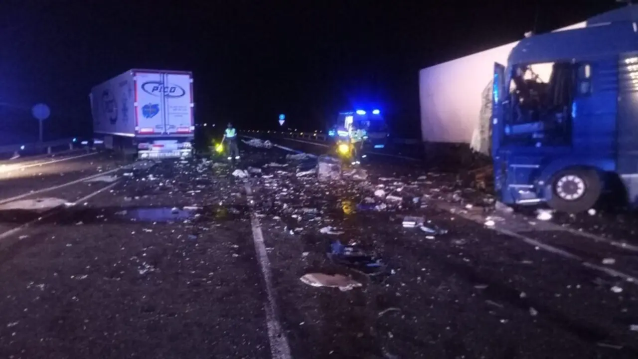 En el accidente se han visto implcados dos camiones y un turismo