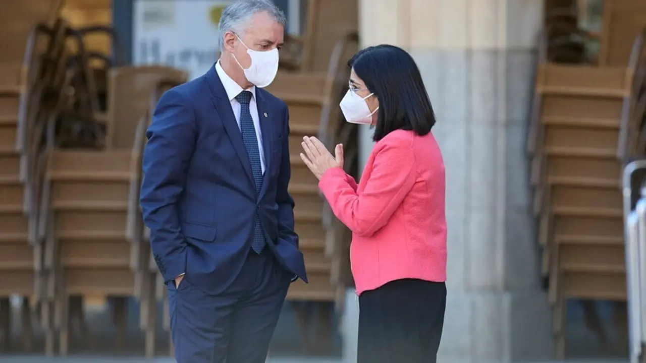 La ministra de Sanidad, Carolina Darias, conversa con el lehendakari, I&ntilde;igo Urkullu, a su llegada a la Plaza Mayor de Salamanca para celebrar la XXIV Conferencia de Presidentes, a 30 de julio de 2021, en Salamanca, Castilla y Le&oacute;n (Espa&ntilde;a) 