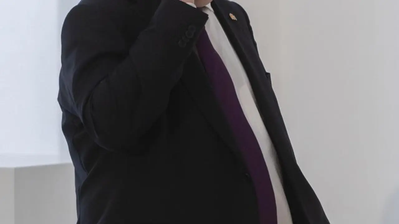 El ministro de Cultura y Deporte, Miquel Iceta, habla por tel&eacute;fono a su llegada al acto de toma de posesi&oacute;n de altos cargos del Ministerio de la Presidencia, Relaciones con las Cortes y Memoria Democr&aacute;tica y del de Cultura y Deporte, a 28 de julio de 2021