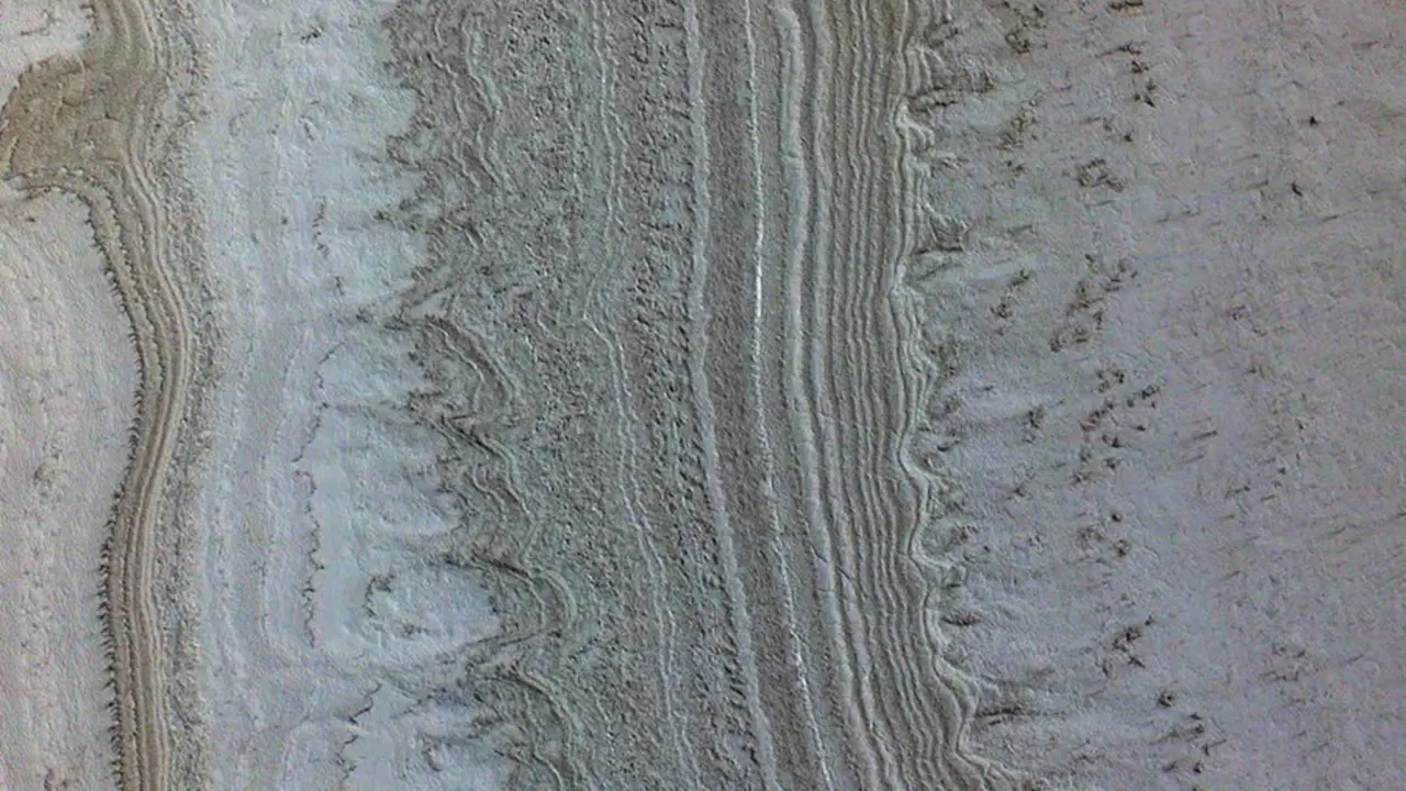 Esta imagen tomada por el la sonda espacial Mars Reconnaissance Orbiter de la NASA muestra capas de hielo en el polo sur de Marte. La nave espacial detect&oacute; arcillas cerca de este hielo.  