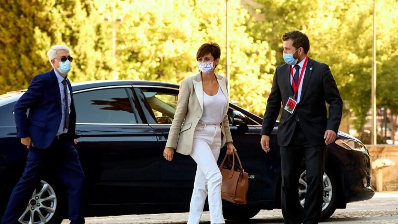 La ministra de Pol&iacute;tica Territorial, Isabel Rodr&iacute;guez, a su llegada a la Plaza Mayor de Salamanca para celebrar la XXIV Conferencia de Presidentes, a 30 de julio de 2021, en Salamanca, Castilla y Le&oacute;n (Espa&ntilde;a). Los tres grandes temas a tratar en esta reun