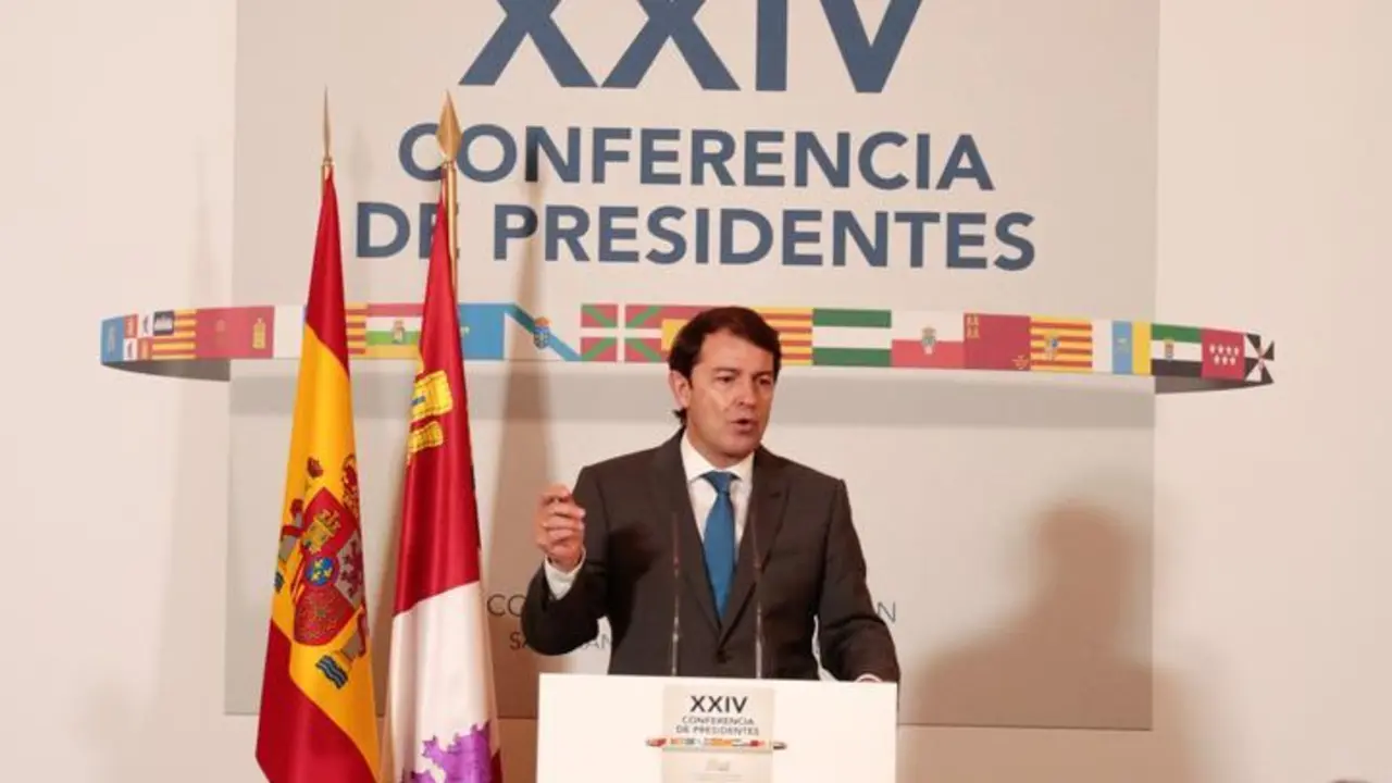 El presidente de la Junta de Castilla y Le&oacute;n, Alfonso Fern&aacute;ndez Ma&ntilde;ueco, ofrece una rueda de prensa posterior a la celebraci&oacute;n de la XXIV Conferencia de Presidentes en el Convento de San Esteban, en la que &eacute;l ha sido el anfitri&oacute;n, 