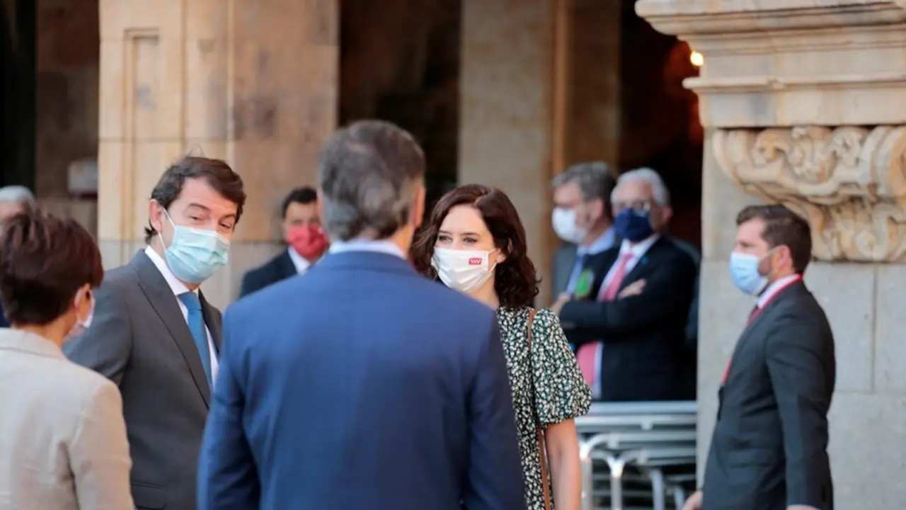 El presidente de la Junta de Castilla y Le&oacute;n, Alfonso Fern&aacute;ndez Ma&ntilde;ueco (2i), conversa con la presidenta de la Comunidad de Madrid, Isabel D&iacute;az Ayuso (4i), a su llegada a la Plaza Mayor de Salamanca para celebrar la XXIV Conferencia de Presidentes, a 30 d