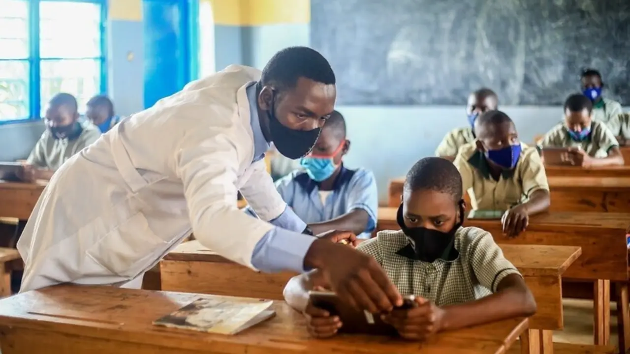 Archivo - Proyecto Profuturo en Ruanda. Escolares, ni&ntilde;os, reciben formaci&oacute;n en pandemia