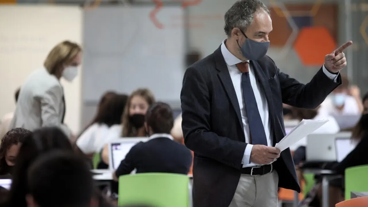 Archivo - Imagen de archivo de un profesor de Matem&aacute;ticas de 4&ordm; de la ESO, durante una clase en un colegio de San Sebasti&aacute;n de los Reyes (Madrid)