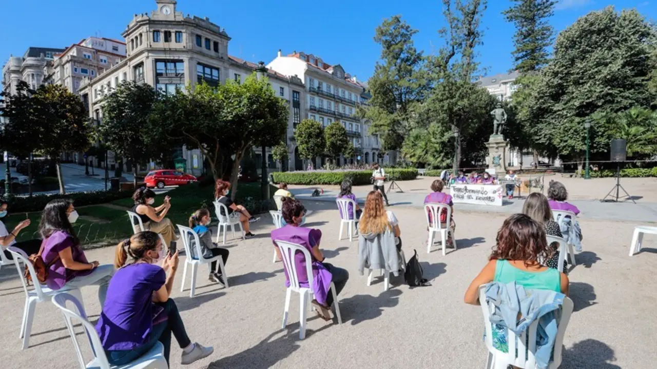 Lectura del manifiesto de una jornada contra la actual &ldquo;ola de feminicidios&rdquo; en Vigo.