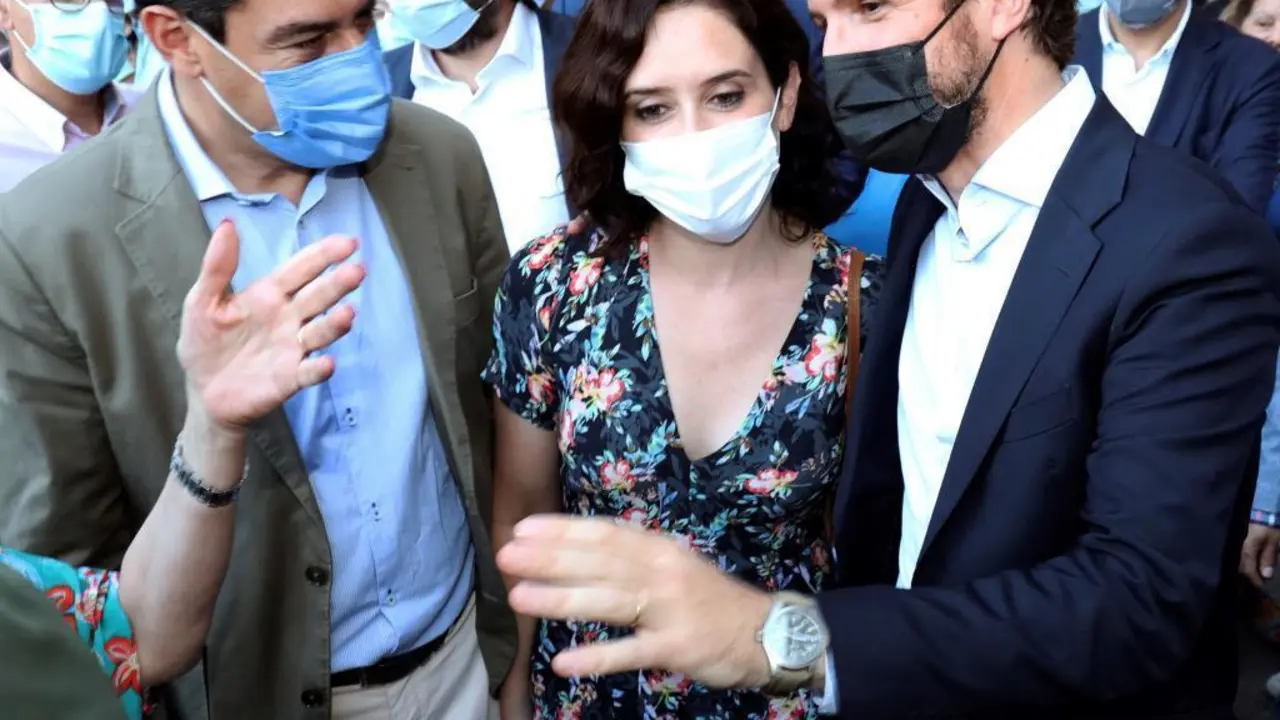 SALAMANCA, 29/07/2021.- El presidente del PP, Pablo Casado (d), acompa&ntilde;ado hoy jueves por el presidente de Andalucia, Juanma Moreno y la presidenta de la Comunidad de Madrid, Isabel D&iacute;az Ayuso, previo a la Conferencia de Presidentes que se celebra este viernes en Salamanca. EFE/J.M.GARCIA.