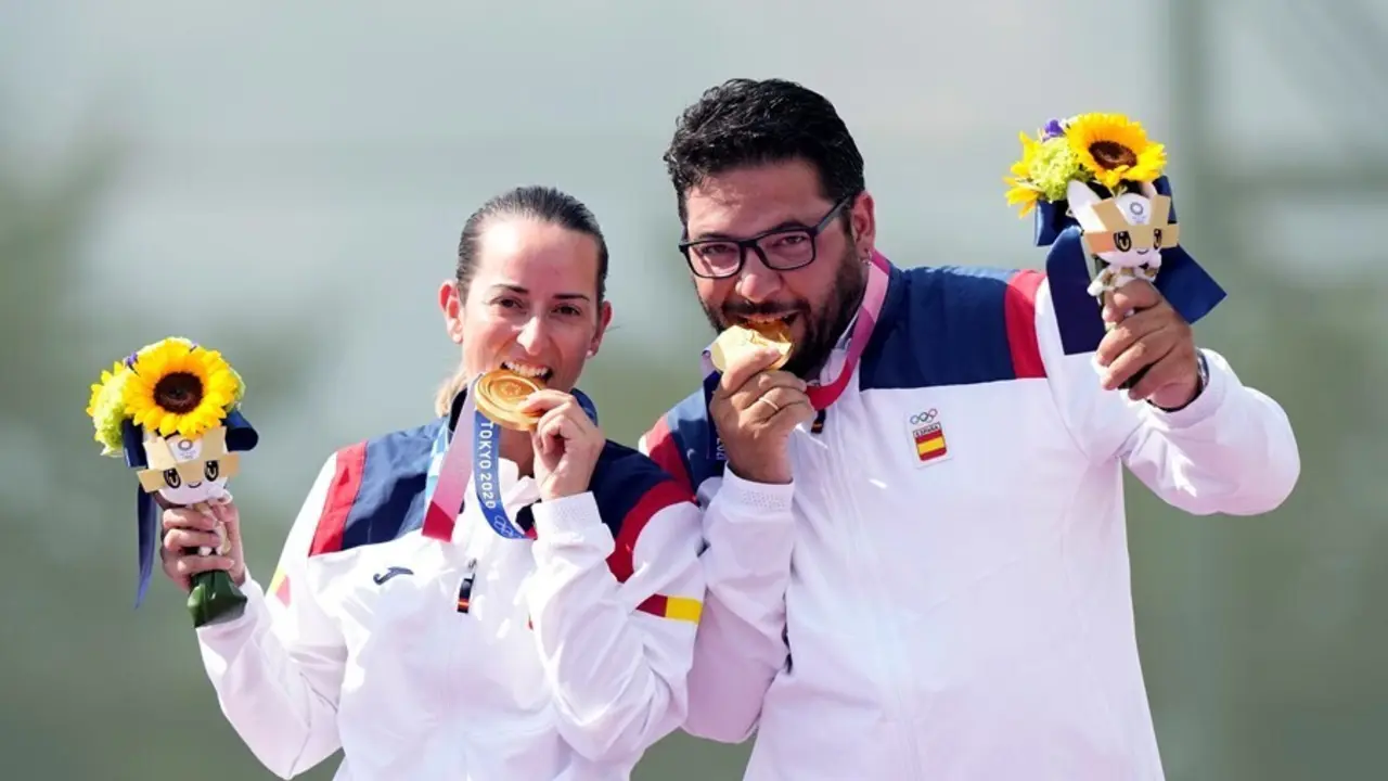 F&aacute;tima G&aacute;lvez y Alberto Fern&aacute;ndez muerden la medalla de oro en equipo mixto de foso ol&iacute;mpico en los Juegos de Tokyo 2020.