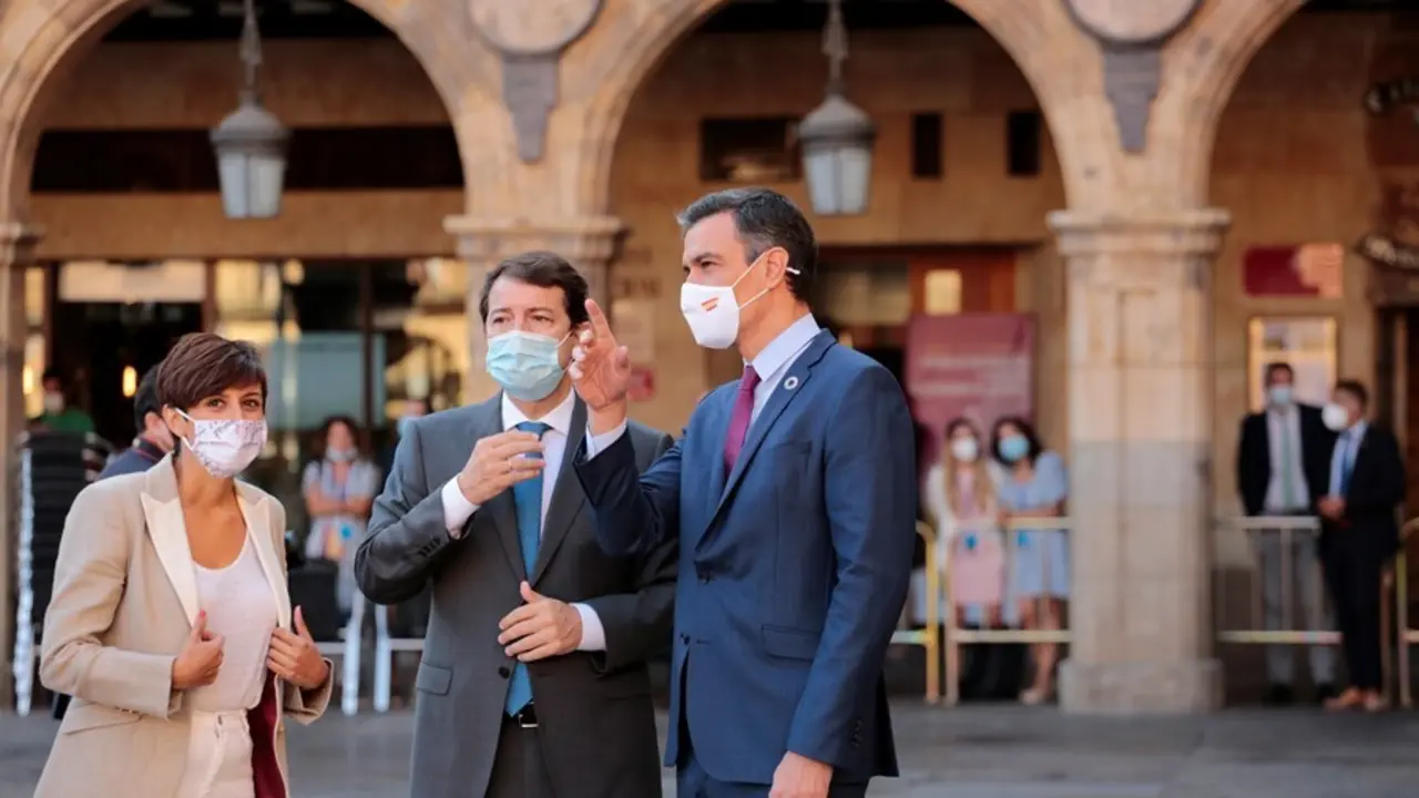 El presidente de la Junta de Castilla y Le&oacute;n, Alfonso Fern&aacute;ndez Ma&ntilde;ueco, conversa con el presidente del Gobierno, Pedro S&aacute;nchez,  durante la XXIV Conferencia de Presidentes en Salamanca, Castilla y Le&oacute;n (Espa&ntilde;a). 