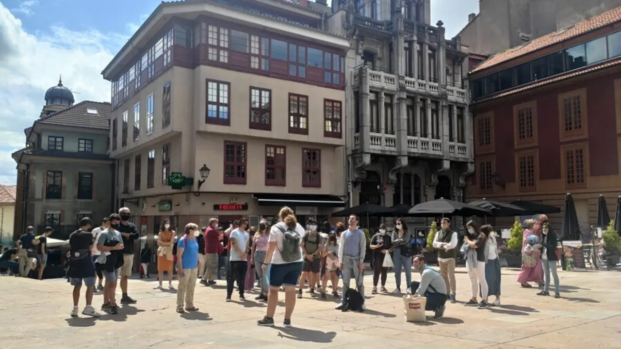 Personas con mascarilla en las calles de Oviedo y terrazas de hosteler&iacute;a.
