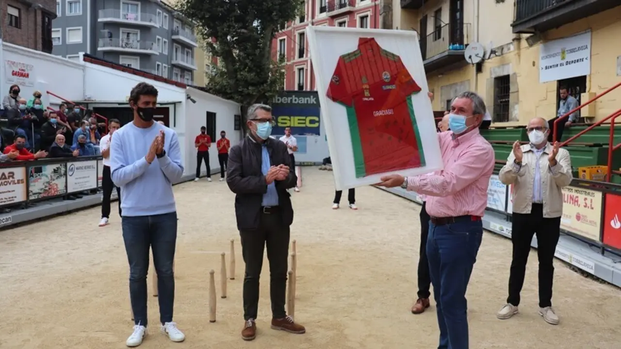 Homenaje a los sanitarios por su labor durante la pandemia de la Pe&ntilde;a Bol&iacute;stica de Torrelavega
