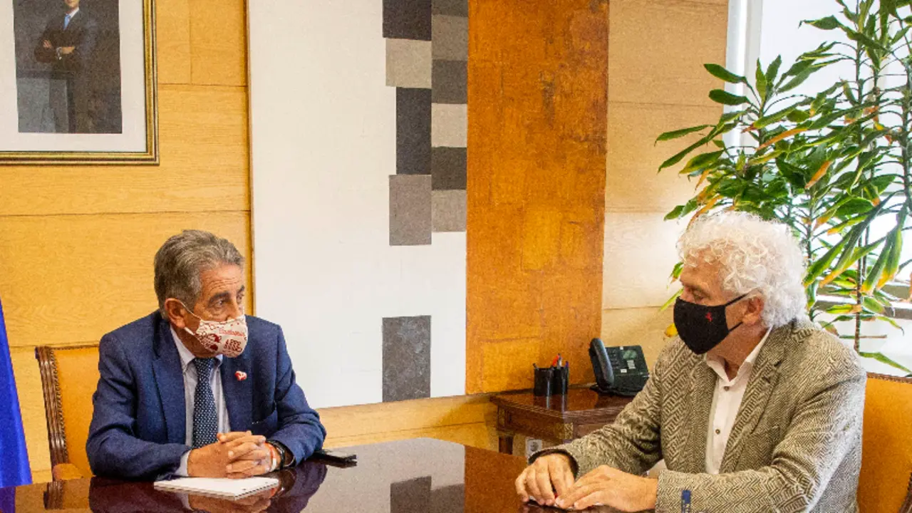 El presidente, M.A. Revilla y el presidente, de la Asociaci&oacute;n de Hosteler&iacute;a, &Aacute;ngel Cuevas. / ALERTA / ARCHIVO