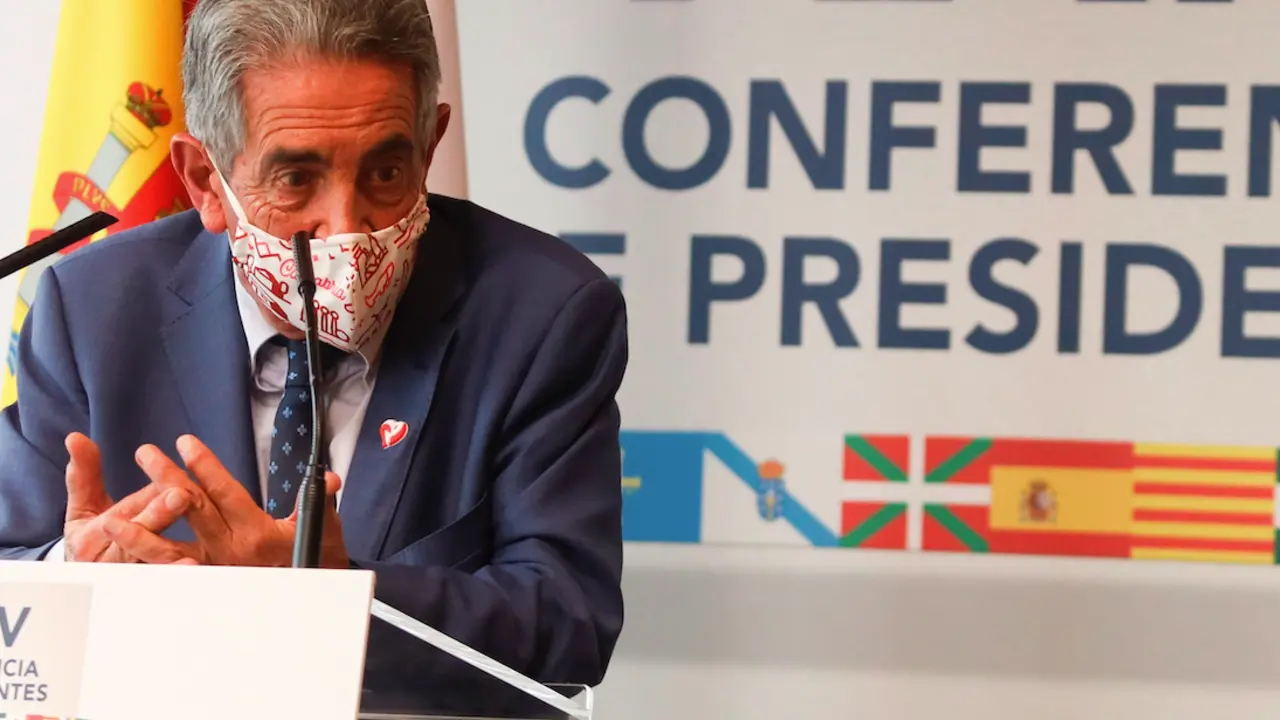 El presidente de Cantabria, Miguel &Aacute;ngel Revilla, comparece al t&eacute;rmino de la reuni&oacute;n de trabajo de la XXIV Conferencia de Presidentes, el m&aacute;ximo &oacute;rgano pol&iacute;tico de coordinaci&oacute;n multilateral, celebrada este viernes en el Convento de San Esteban, en Salamanca. EFE/ J.M.Garc&iacute;a