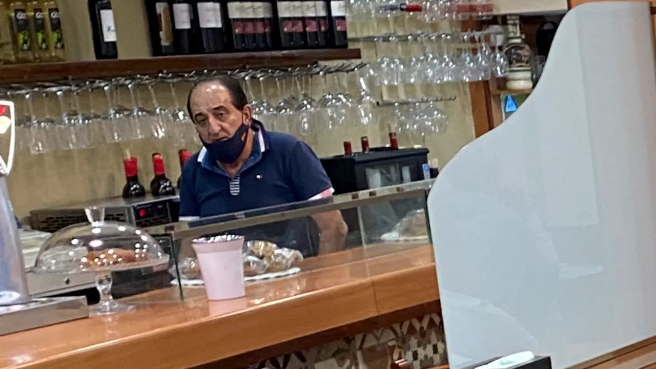 Un hostelero en un bar de Santander. / Hardy