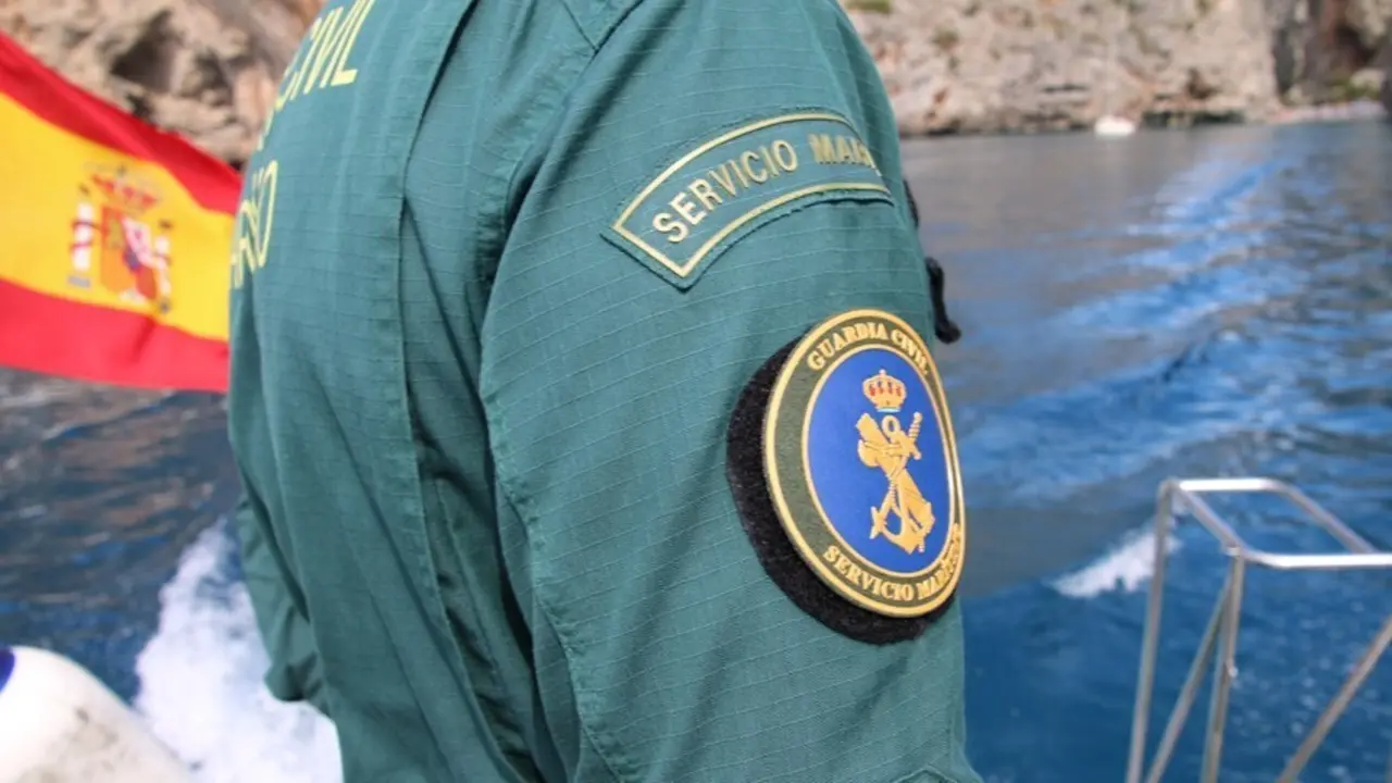Archivo - Un agente de Servicio mar&iacute;timo de la Guardia Civil.
