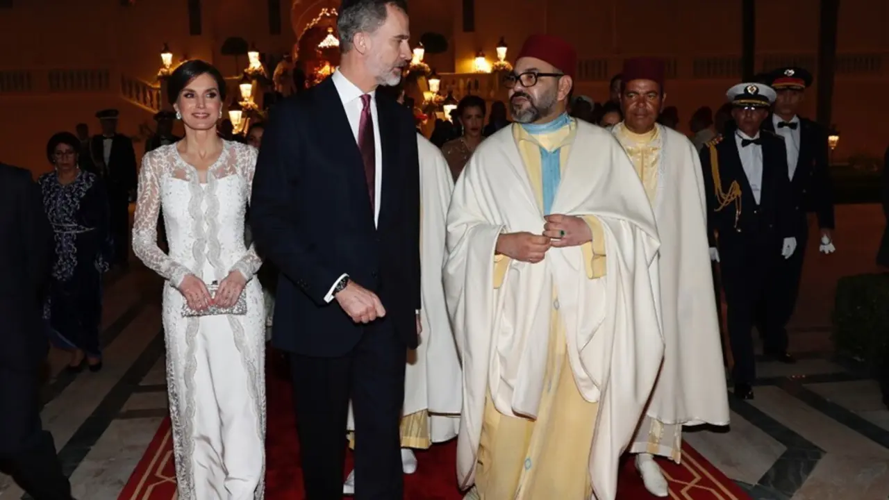 Archivo - (I-D) La Reina Letizia, el Rey Felipe VI y el Rey Mohamed VI,