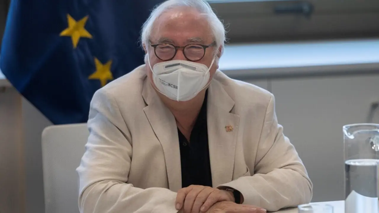 El ministro de Universidades, Manuel Castells, en una entrevista para Europa Press en la sede del Ministerio de Universidades, en Madrid