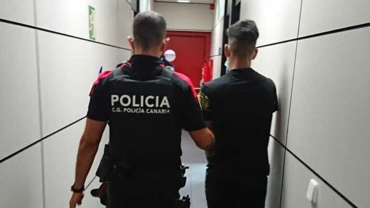 Agente de la Polic&iacute;a Canaria junto al detenido