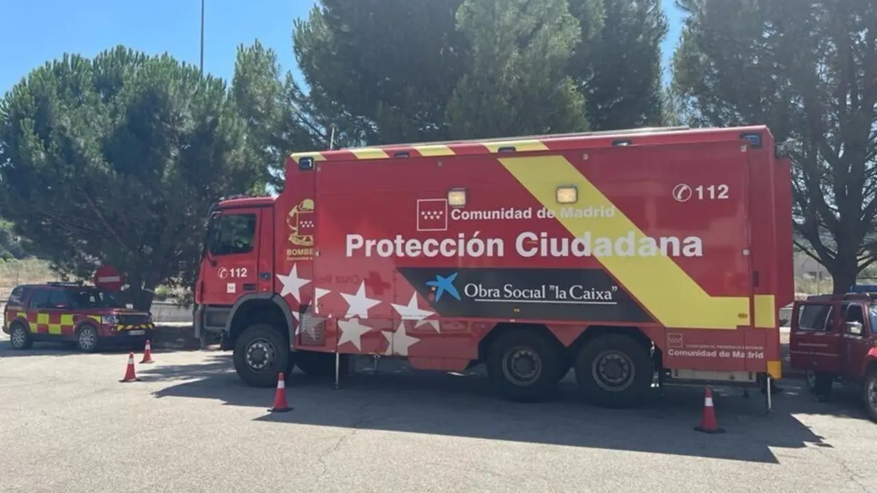 Cami&oacute;n de Protecci&oacute;n Ciudadana situado en las inmediaciones del incendio de San Mart&iacute;n de Valdeiglesias.