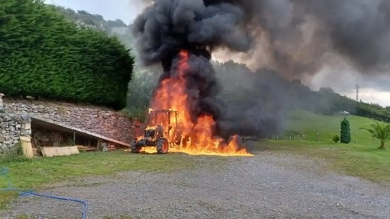 Tractor incendiado en Arredondo