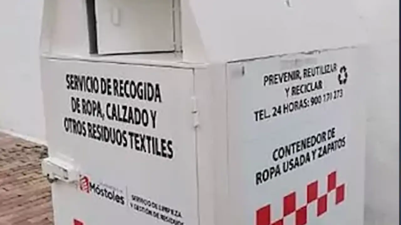 Un contenedor de recogida de ropa.