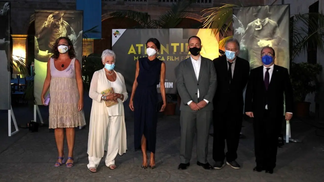 (I-D) La presidenta del Govern, Francina Armengol; la actriz Judi Dench; la Reina Letizia; el director del Atl&agrave;ntida Mallorca Film Fest, Jaume Ripoll; el director Stephen Frears y el ministro Miquel Iceta en la clausura de la 11&ordf; Edici&oacute;n Del Festival.