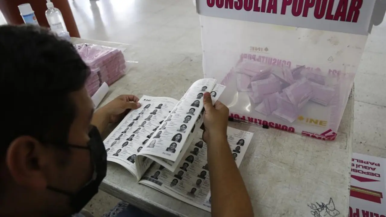 Fotograf&iacute;a que muestra una urna con muy pocas papeletas durante la consulta popular 2021 sobre juicios a expresidentes mexicanos hoy, en la ciudad de Guadalajara, estado de Jalisco (M&eacute;xico). La in&eacute;dita y pol&eacute;mica consulta popular impulsada por el presidente mexicano, Andr&eacute;s Manuel L&oacute;pez Obrador, sobre enjuiciar a sus cinco predecesores pinch&oacute; este domingo con una participaci&oacute;n de solo el 7 %, lejos del 40 % necesario para que el resultado fuera vinculante. EFE/Francisco Guasco
