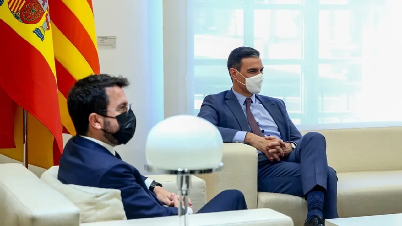 Archivo - El presidente del Gobierno, Pedro S&aacute;nchez (d); y el president de la Generalitat de Catalunya, Pere Aragon&egrave;s, durante una reuni&oacute;n en el Palacio de la Moncloa, a 29 de junio de 2021, en Madrid (Espa&ntilde;a). Ambos mandatarios se re&uacute;nen hoy por primera 