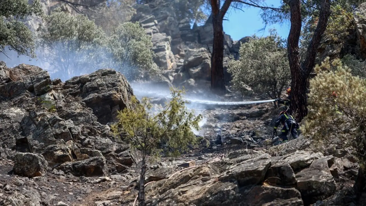 Contin&uacute;an las labores de extinci&oacute;n del incendio del pantano de San Juan