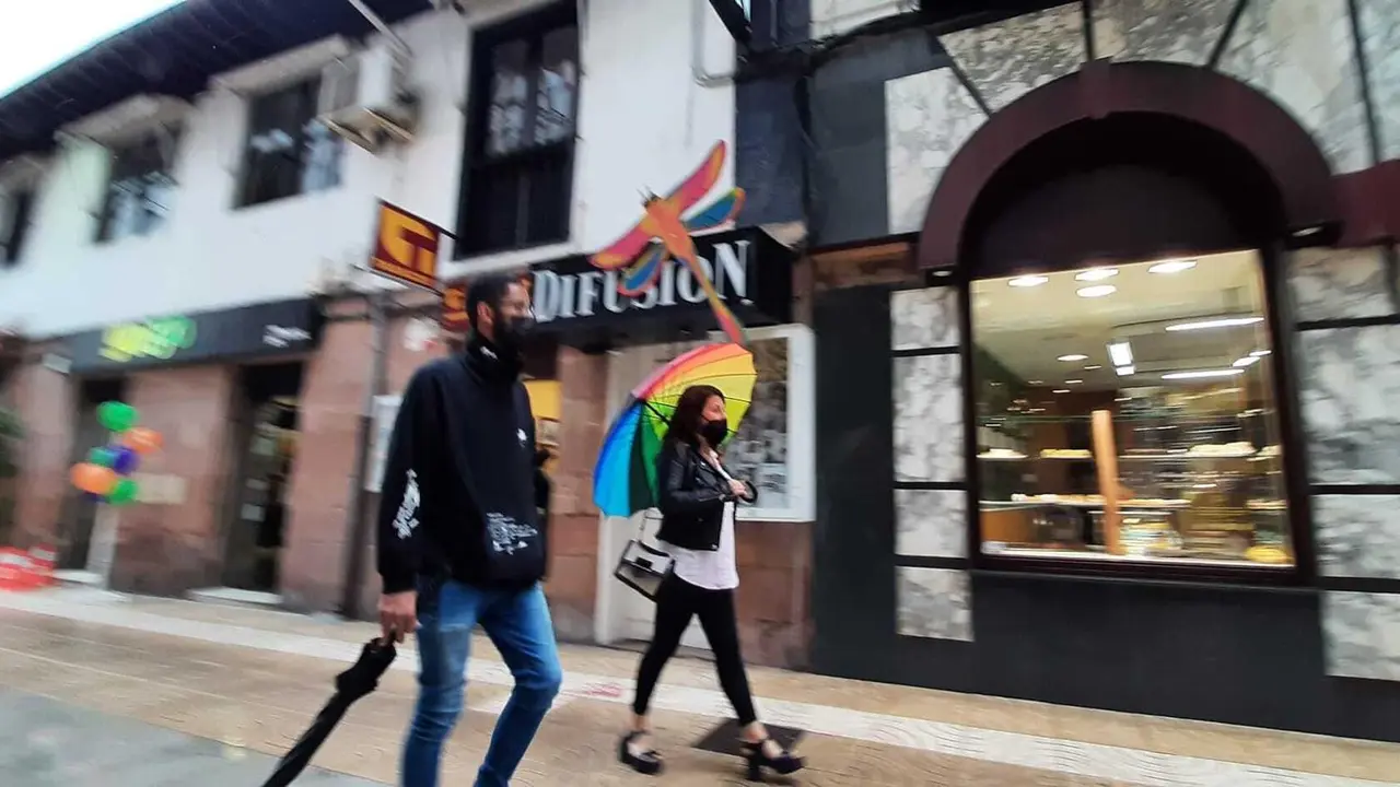 Dos personas caminan por la calle Consolaci&oacute;n de Torrelavega. / S. D&iacute;az