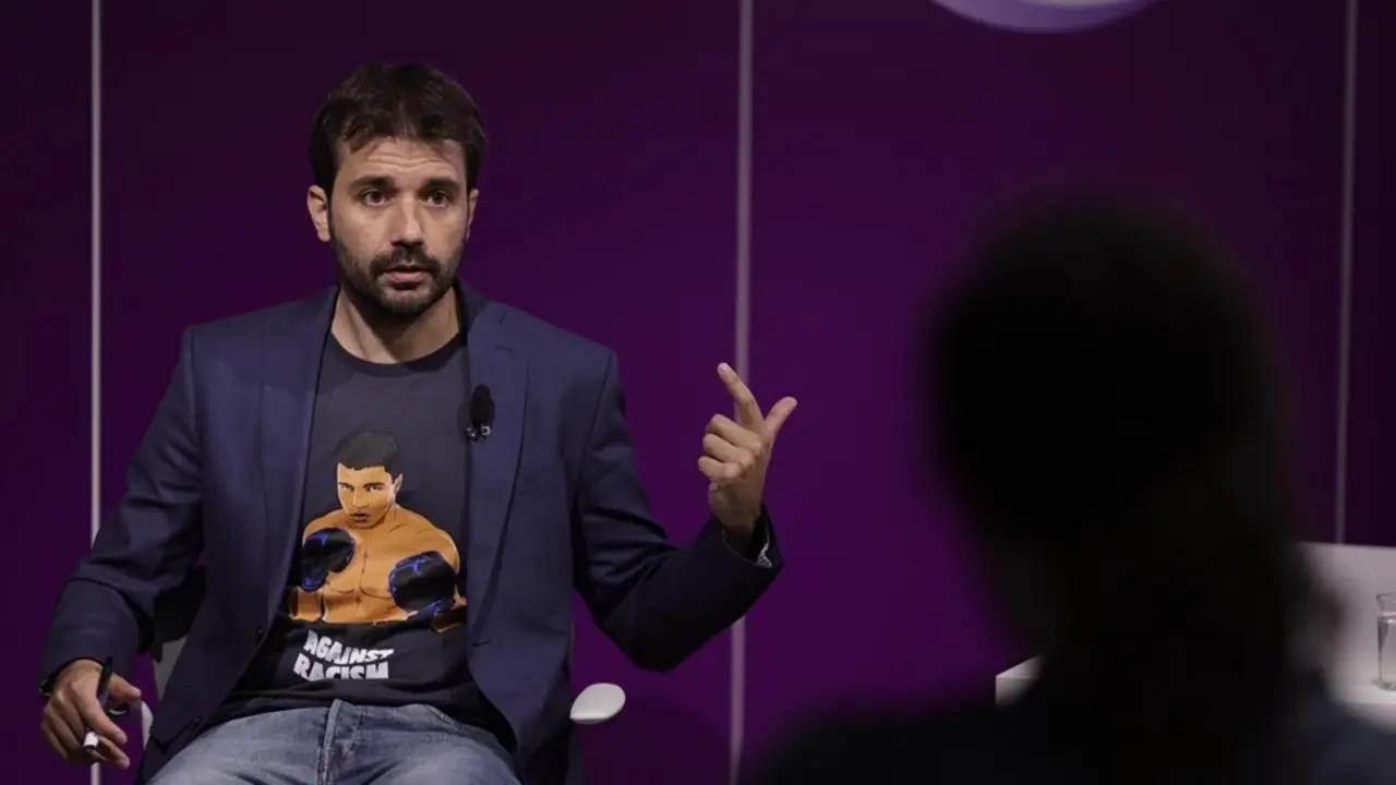 El secretario primero de la Mesa del Congreso y secretario de Educaci&oacute;n de la direcci&oacute;n estatal de Podemos, Javier S&aacute;nchez Serna, durante una entrevista para Europa Press en la sede de Podemos, a 30 de julio de 2021, en Madrid (Espa&ntilde;a).