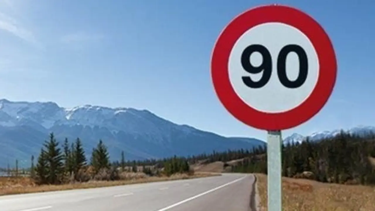 Archivo - Una se&ntilde;al de tr&aacute;fico con el l&iacute;mite de 90 kil&oacute;metros por hora. Foto de Archivo