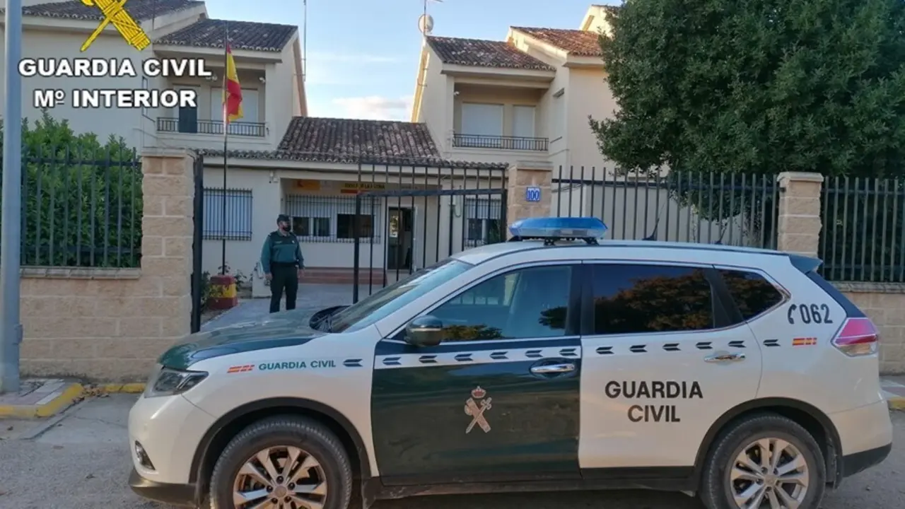 Archivo - Cvirus.- Abren 20 expedientes a un establecimiento de Puebla de Almoradiel y sus clientes por saltarse las restricciones