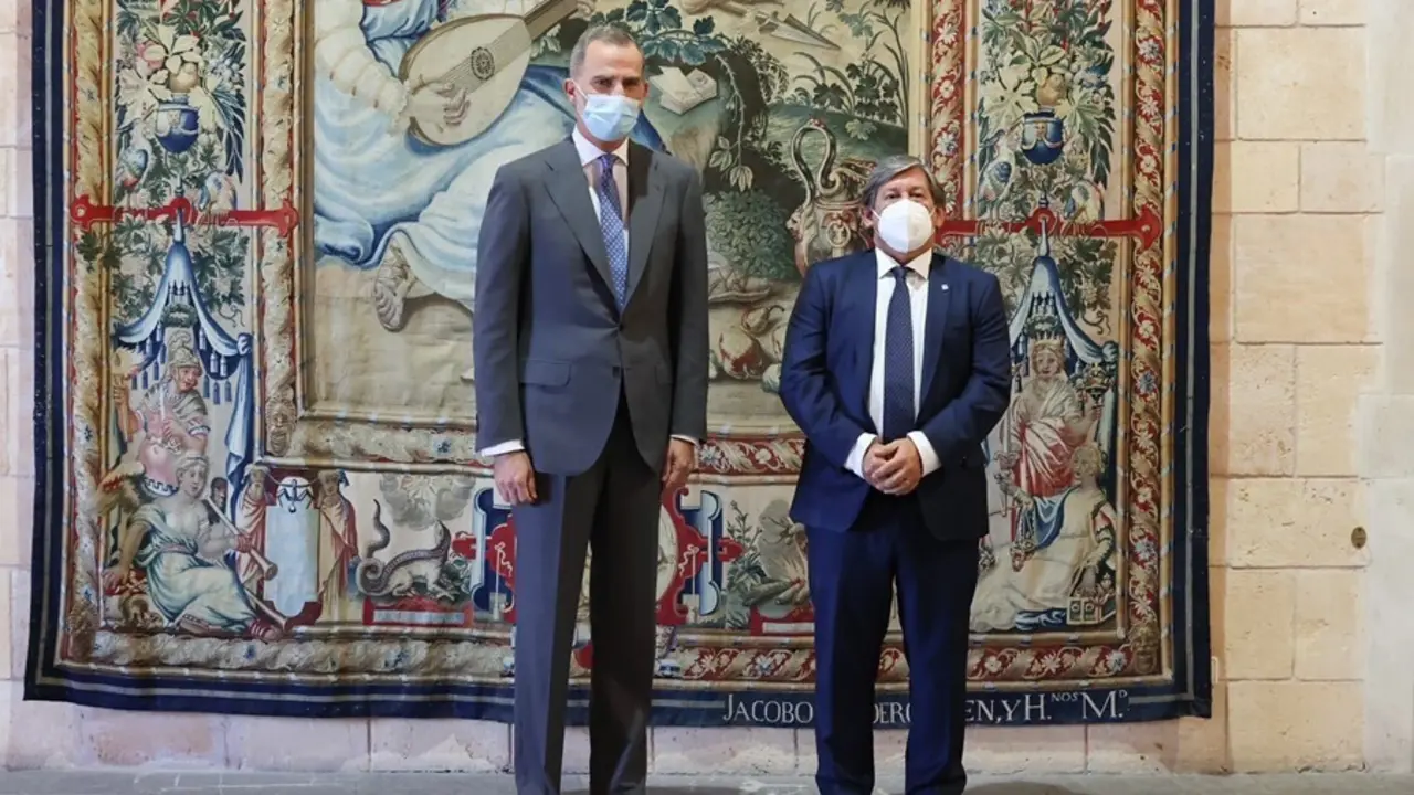 El Rey Felipe VI con el presidente del Parlament, Vicen&ccedil; Thom&agrave;s.