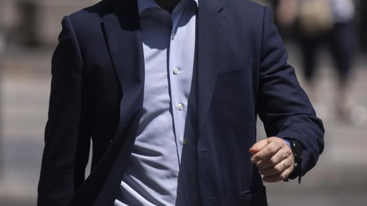 El secretario general del PP, Teodoro Garc&iacute;a Egea, se dirige a una entrevista con Europa Press en la sede del partido 