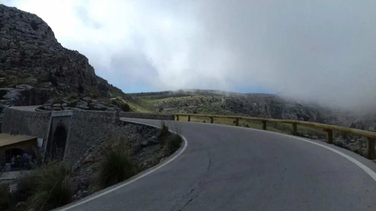Archivo - Carretera de la Serra de Tramuntana con barreras de madera