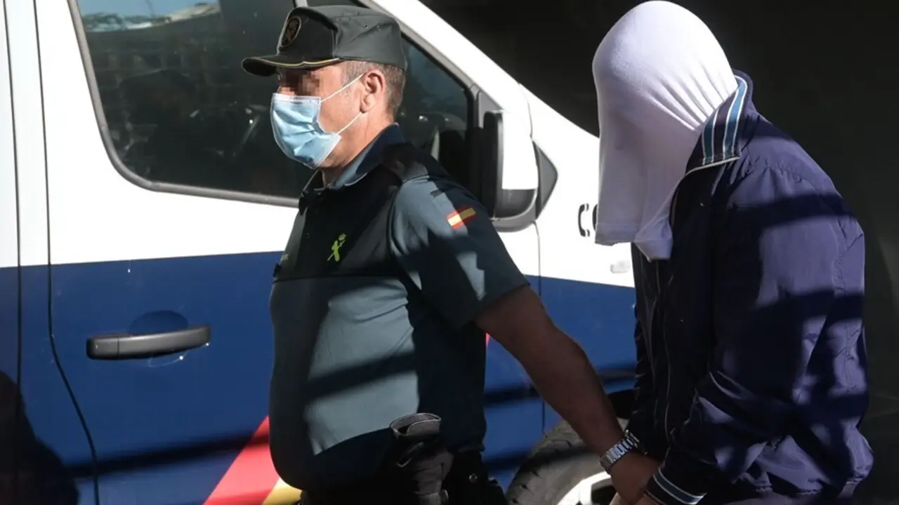 Uno de los investigados por la muerte de Samuel Luiz acude, esposado y acompa&ntilde;ado de un agente de la Polic&iacute;a Nacional, al  Juzgado de Instrucci&oacute;n n&uacute;mero 8 de A Coru&ntilde;a