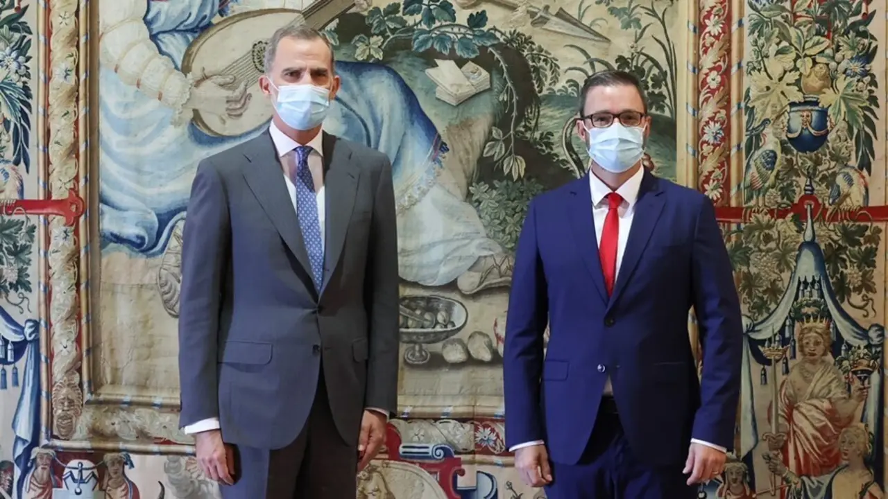 El Rey de Espa&ntilde;a, Felipe VI, junto al alcalde de Palma, Jos&eacute; Hila, en el Palacio de la Almudaina.