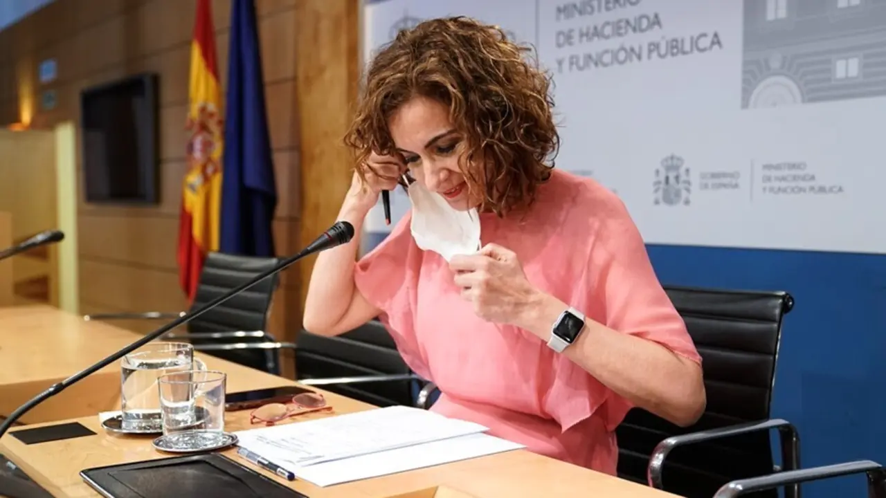 La ministra de Hacienda y Funci&oacute;n P&uacute;blica, Mar&iacute;a Jes&uacute;s Montero, en la rueda de prensa tras la Conferencia Sectorial del Plan de Recuperaci&oacute;n, Transformaci&oacute;n y Resiliencia