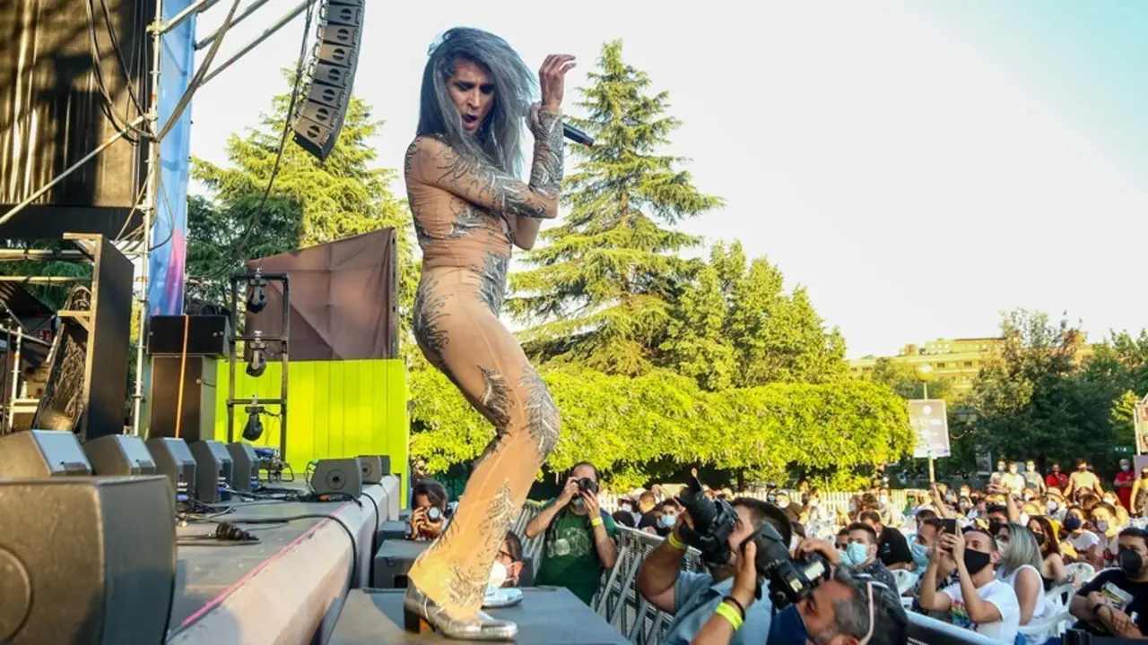 El cantante Mario Vaquerizo durante un concierto de las Nancys Rubias previo al de Fangoria en el festival Noches del Bot&aacute;nico. Archivo.