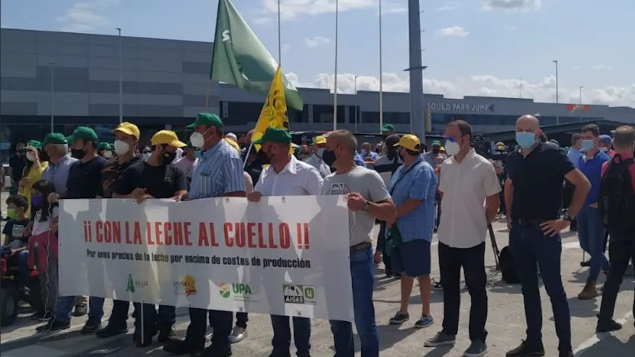 Concentraci&oacute;n de los agricultores para protestar por los precios bajos de la leche. / ALERTA