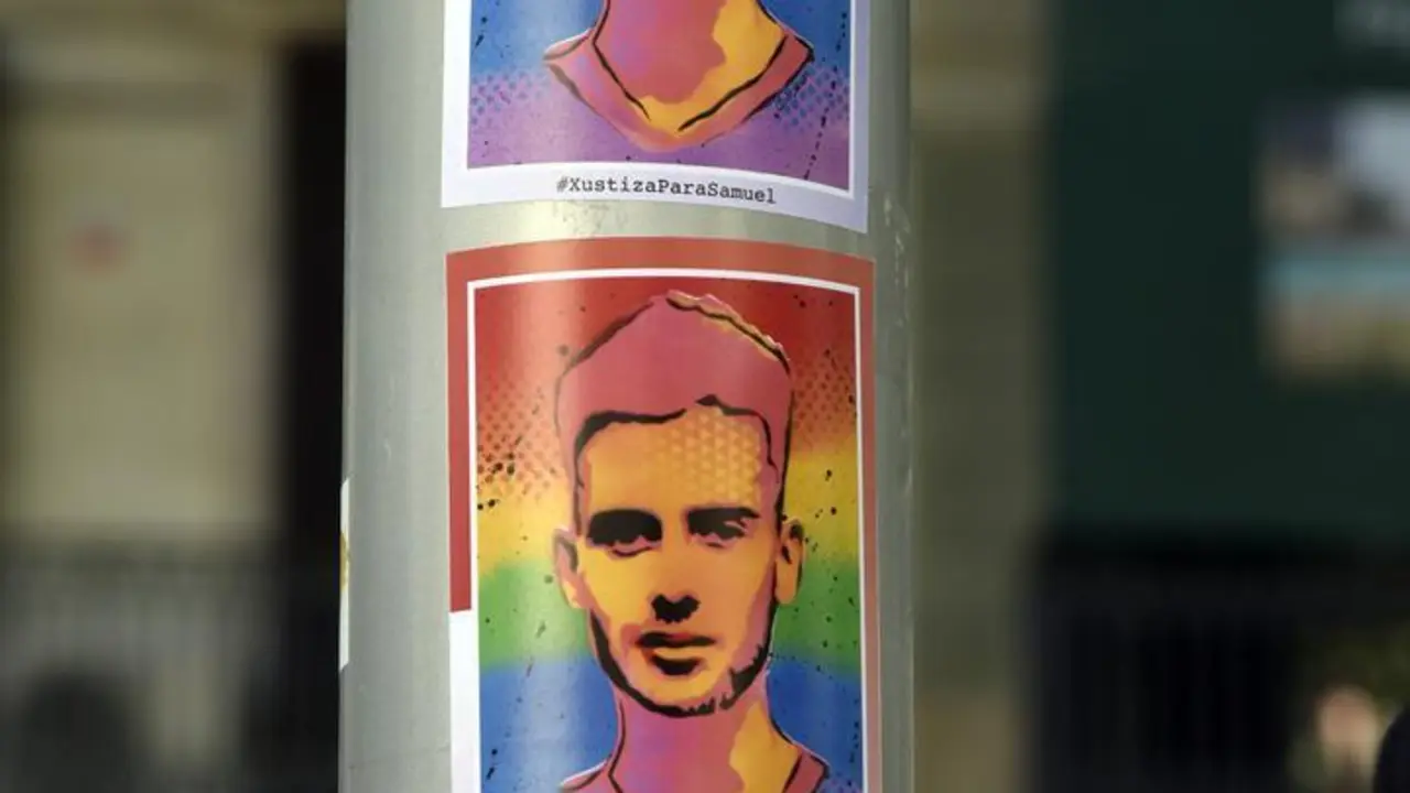 Pegatinas con el rostro de Samuel Luiz, durante una concentraci&oacute;n contra las agresiones LGTB-f&oacute;bicas, en los Jardinets de Gr&agrave;cia, a 9 de julio de 2021, en Barcelona, Catalunya (Espa&ntilde;a). 