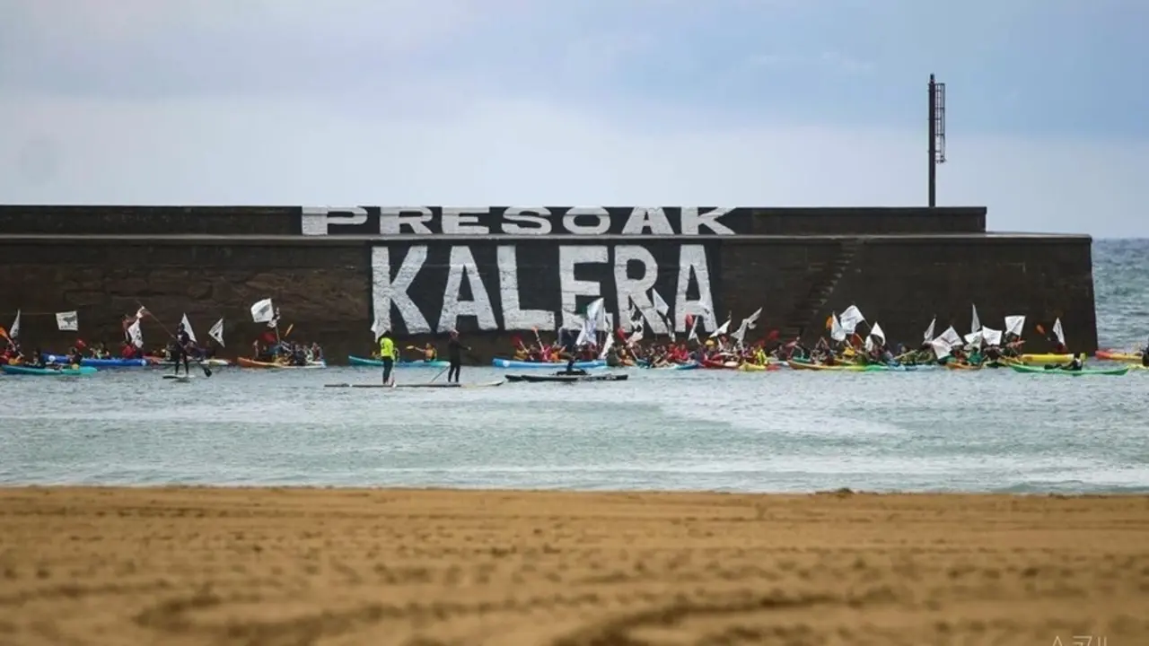 Pintada en Plentzia (Bizkaia) reclamando la puesta en libertad de los presos de ETA