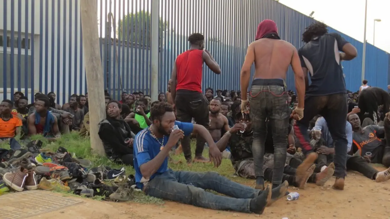 Un grupo de migrantes de origen subsahariano, a las puertas del Centro de Estancia Temporal de Inmigrantes (CETI) de Melilla, despu&eacute;s de haber saltado la valla con Marruecos, a 22 de julio de 2021, en Melilla (Espa&ntilde;a).