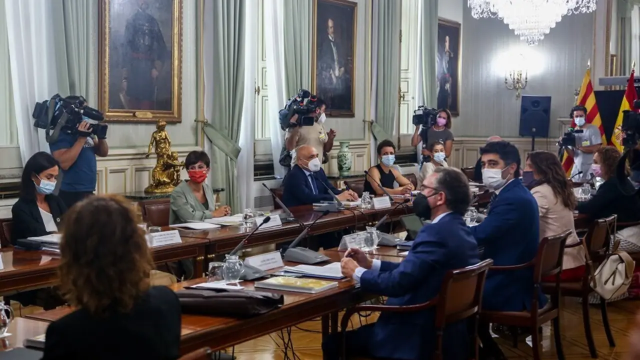 La secretaria de Estado de Transportes, Isabel Pardo de Vera (1i); la ministra Portavoz y de Pol&iacute;tica Territorial, Isabel Rodr&iacute;guez (2i); el secretario de Estado de Relaciones con las Cortes, Rafael Simancas (3i); el conseller de Econom&iacute;a y Hacienda de la