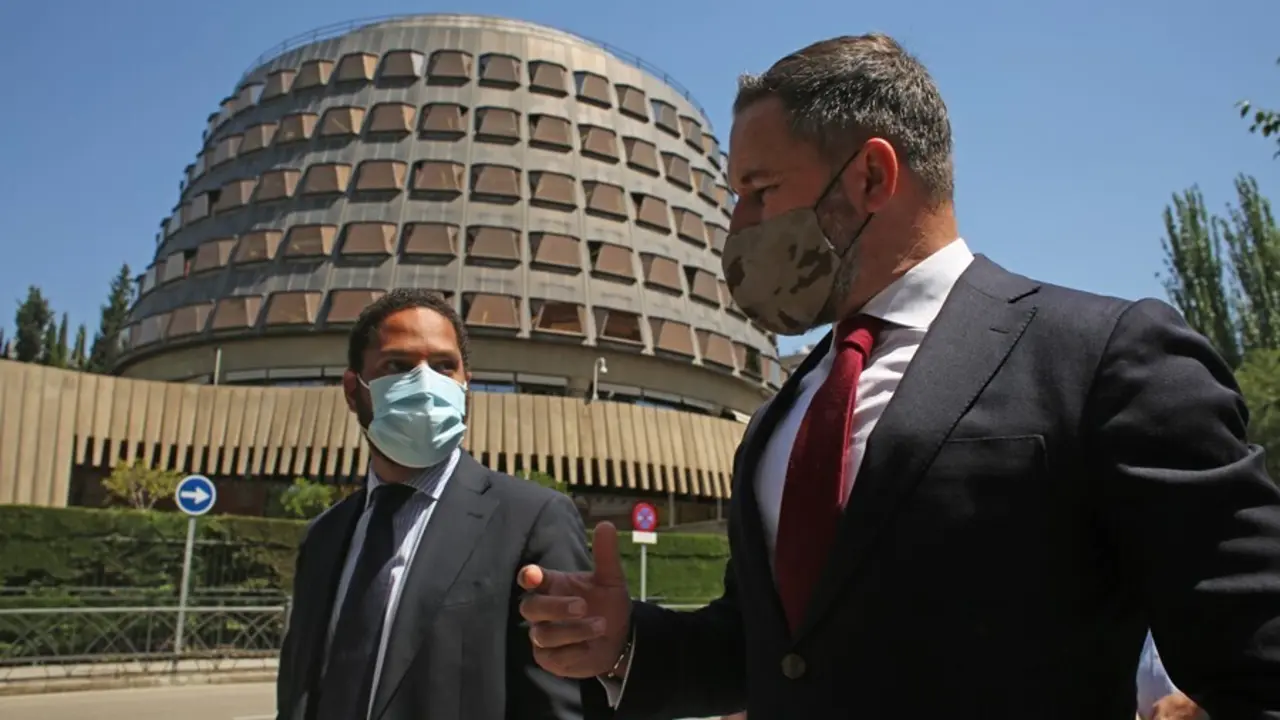 Archivo - El presidente del Grupo Parlamentario de Vox en el Parlamento de Catalu&ntilde;a, Ignacio Garriga (i), y el l&iacute;der de Vox, Santiago Abascal, conversan a su llegada al Tribunal Constitucional (TC), a 9 de junio de 2021, en Madrid (Espa&ntilde;a).  