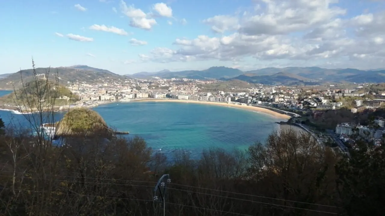Archivo - Jornada soleada en San Sebasti&aacute;n (archivo).