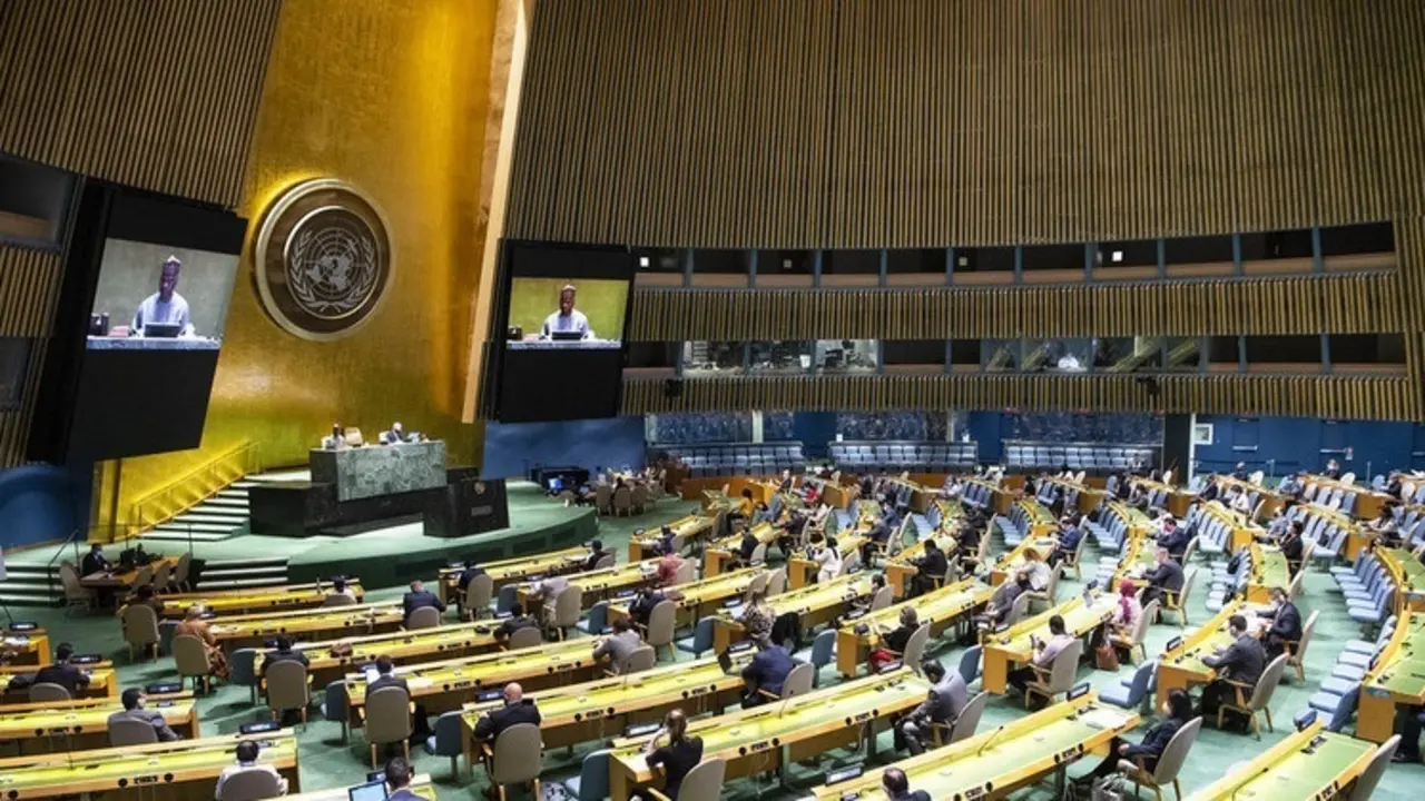 Archivo - Los delegados, con mascarilla, guardan la distancia de seguridad durante la inauguraci&oacute;n de la 75 sesi&oacute;n de la Asamblea General de la ONU.