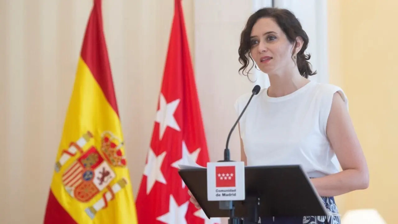 La presidenta de la Comunidad de Madrid, Isabel D&iacute;az Ayuso, ofrece una rueda de prensa tras su reuni&oacute;n con el artista cubano Yotuel Romero en la Real Casa de Correos, a 2 de agosto de 2021, en Madrid (Espa&ntilde;a). 