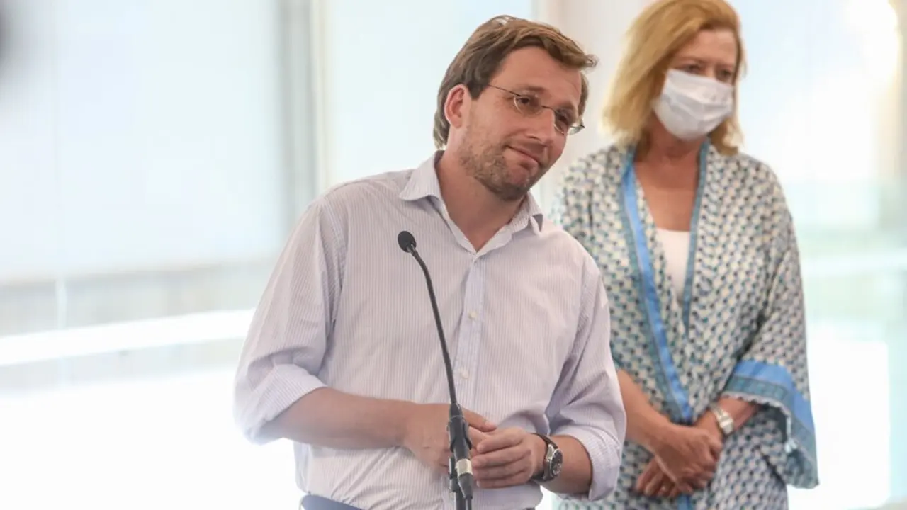 El alcalde de Madrid, Jos&eacute; Luis Mart&iacute;nez-Almeida, comparece durante su visita el Centro Deportivo Municipal Casa de Campo.